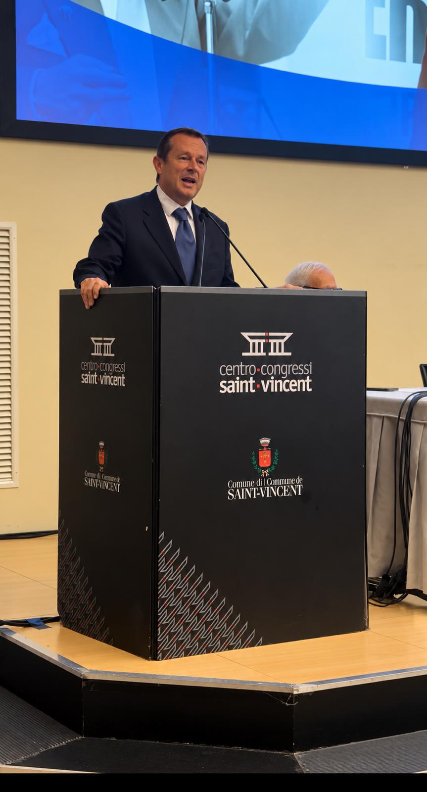 Tunis durante il suo intervento al convegno di Saint-Vincent